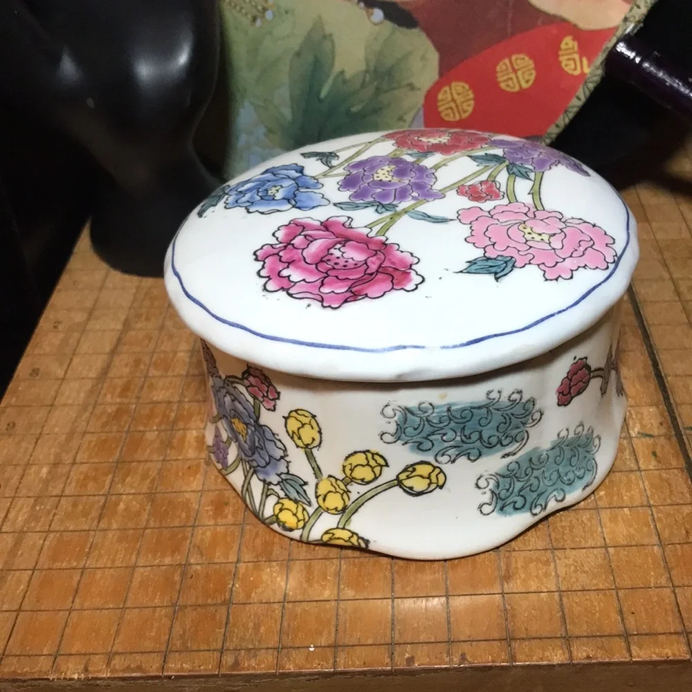 Ceramic Jewelry Box Floral Macao Style China Multicolor Midcentury 4”Dx2-3/8”H